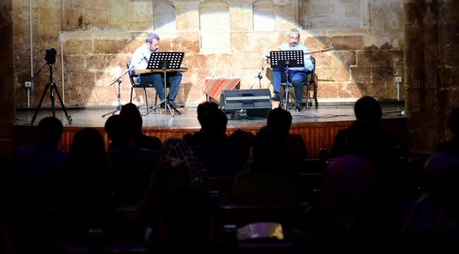 İKİ MIZRAP BİR SES' KONSERİ YOĞUN İLGİ GÖRDÜ