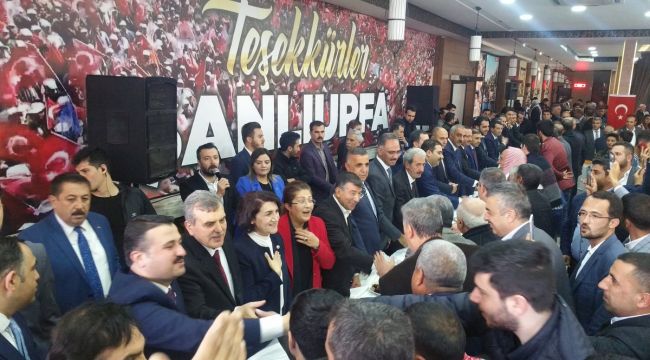 AK Partili Başkanlar tebrikleri kabul ediyorlar