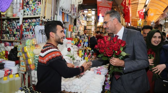 Mazbatasını Alan Başkan Kuş Teşekkür için Esnaf Ve Vatandaşa Gül Dağıttı
