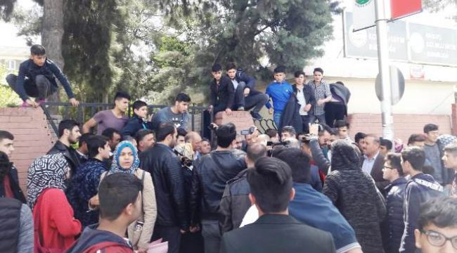 Kapatılan okulun öğrencileri, il milli eğitim müdürlüğünü bastı