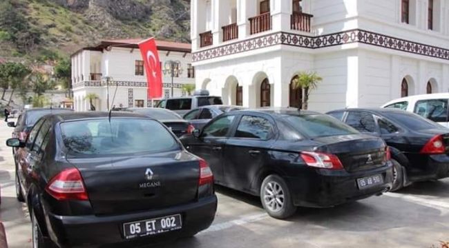 Makam kapısını söktüren başkan, müdürlerin araçlarını toplattı..