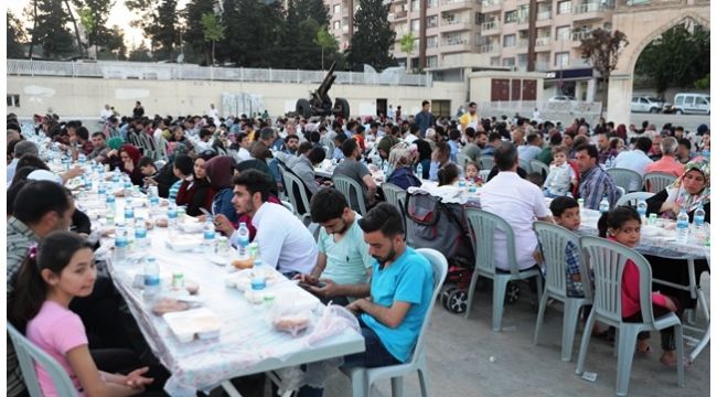 Binlerce Kişi Büyükşehir'in Kardeşlik Sofrasında Buluştu