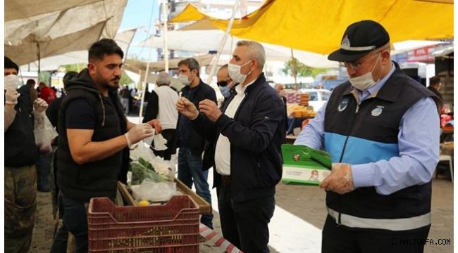 Karaköprü'deki pazarlarda maske dağıtıldı