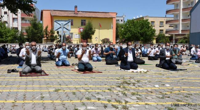 Hilvan’da 2,5 ay aradan sonra ilk Cuma namazı kılındı