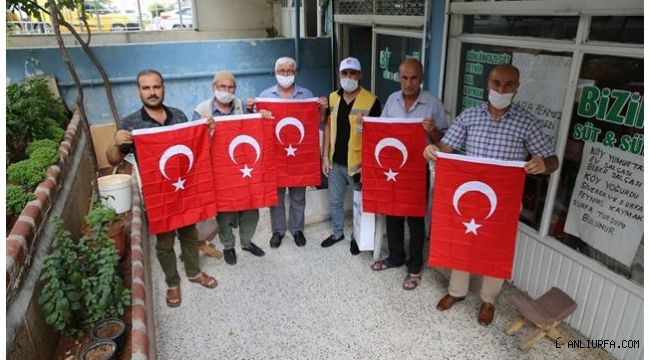 Haliliye'de vatandaşlara bayrak dağıtıldı