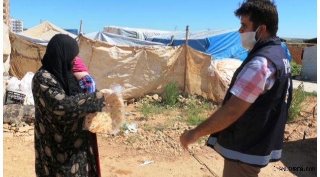 Akçakale'de dar gelirlilere ekmek yardımı yapıldı