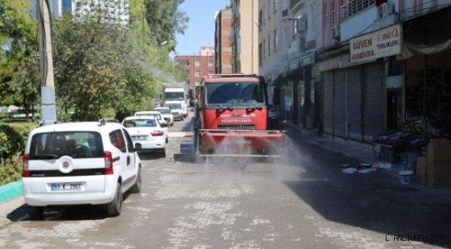 Haliliye'de Köpüklü Su İle Yıkama ve Dezenfekte Sürüyor