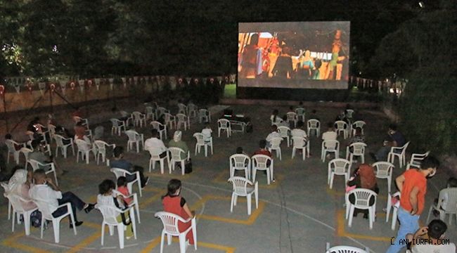 Şanlıurfa'da sosyal mesafeli açık hava sineması