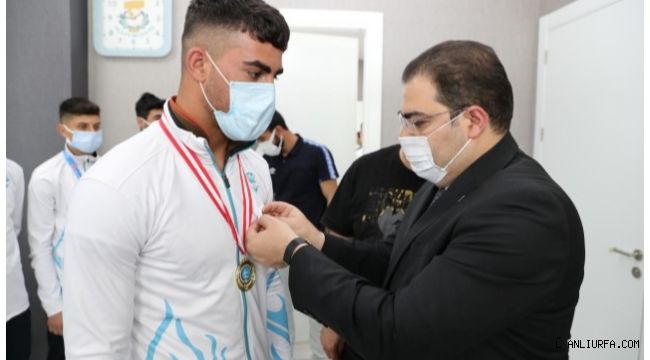 Şampiyonlar Başkan Canpolat'ı ziyaret etti
