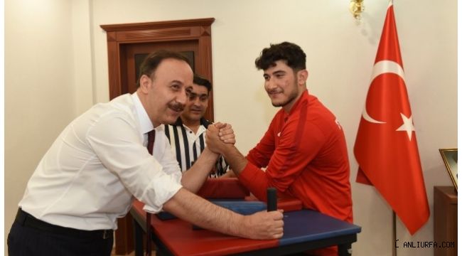 Vali Erin, Şampiyon Sporcuyla Bilek Güreşi Yaptı