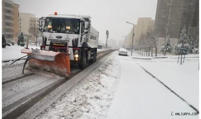 Karaköprü'de karlı yollar temizleniyor