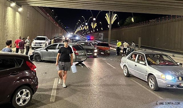 Urfa'da gece saatlerinde kaza: 2 araç çarpıştı!
