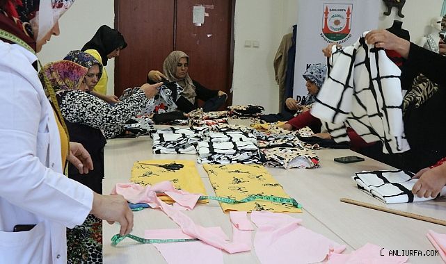 Şanlıurfalı Kadınlar İhtiyaç Sahibi Aileler İçin Kıyafet Dikiyor