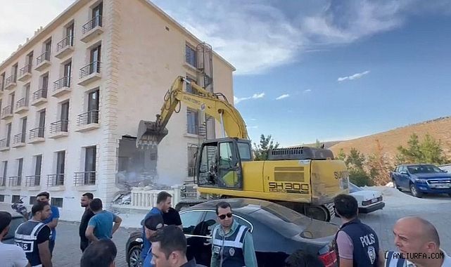 Tüysüz'den Halfeti'deki otel yıkımına tepki: Bir yandaşa ait olsaydı bir çivisi bile sökülmezdi!