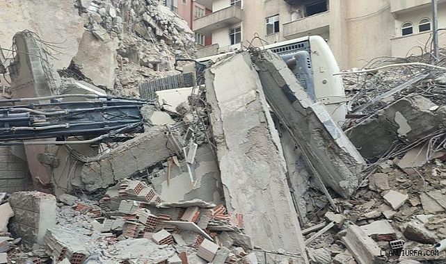 Urfa'da hasarlı binayı yıkan kepçe devrildi! Operatör yaralandı!