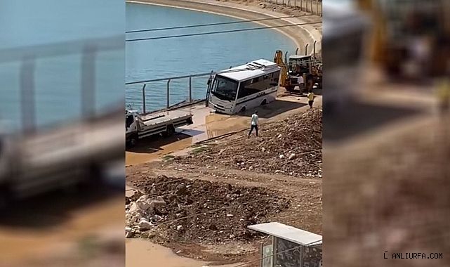 Urfa'da yolu su bastı! Otobüs yolda mahsur kaldı!