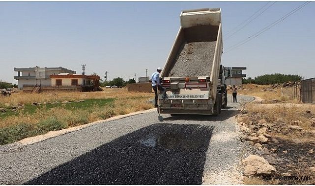 Büyükşehir Viranşehir'de Yol Kalitesini Artırmak İçin Sathi Asfalt Çalışmalarını Hızlandırıyor