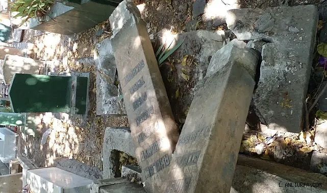 Ölüye de rahat yok! Urfa'da mezar taşlarına saldırı!