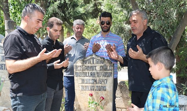 Şanlıurfalı ses sanatçısı merhum Abdullah Uyanık, vefatının 15. yıl dönümünde mezarı başında anıldı.