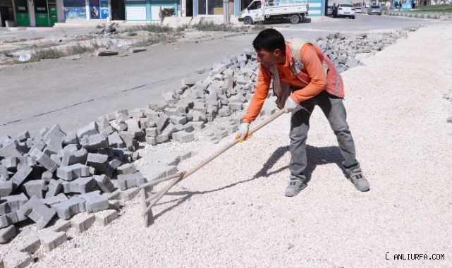Haliliye 'de deforme yollarda parke döşeme çalışmaları sürüyor