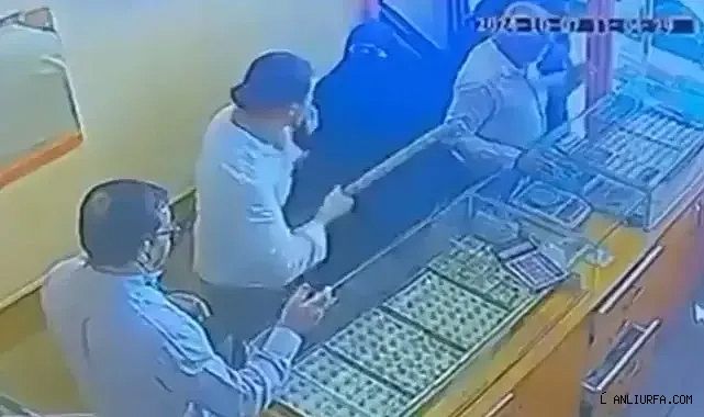 Urfa'da kara çarşaflı hırsızlık! 400 gram çaldılar!