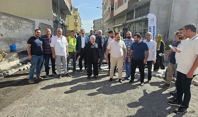 Viranşehir 'de eş başkanlar parke döşeme çalışmalarını yerinde inceledi