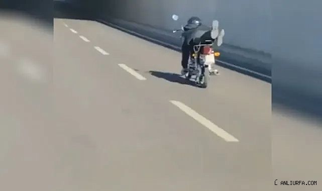 Şanlıurfa'da motosiklet üzerinde tehlikeli hareketler! Cezasız kalmadı!
