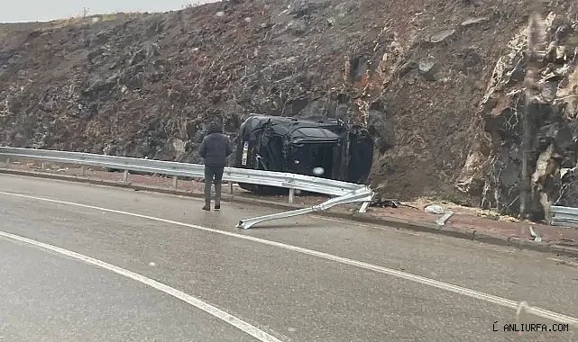 Urfa'da otomobil devrildi