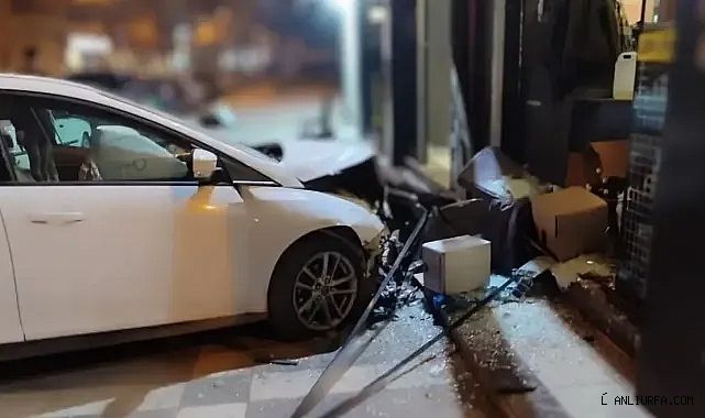 Urfa'da otomobil lokantaya daldı!