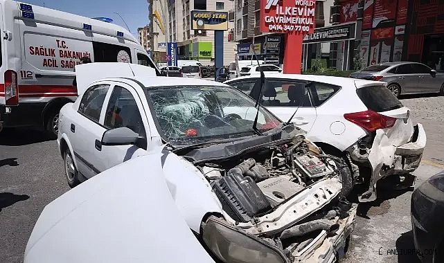 Şanlıurfa'da zincirleme kaza! Sürücü otomobil içerisinde sıkıştı!