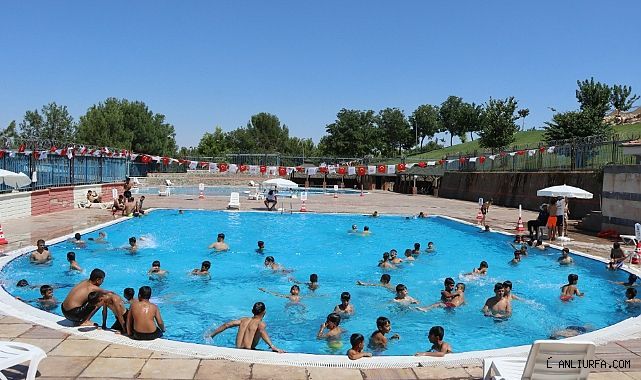 Gençler Serinliğin Tadını Yüzme Havuzlarında Çıkarıyor