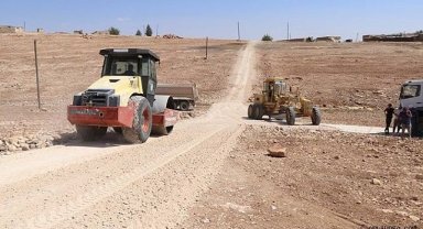 Haliliye'de Kırsalda Hizmet Devam Ediyor: Topraklı Mahallesi'nde Yol Çalışmaları
