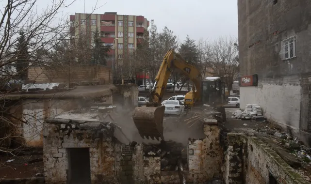 Siverek'te Riskli Metruk Yapı Güvenle Yıkıldı