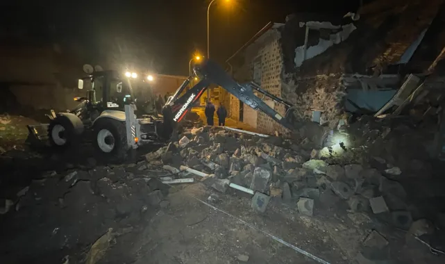 Siverek'te Yıkılma Riski Taşıyan Yapı Kontrollü Şekilde Temizlendi
