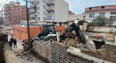 Siverek'te Yıkım Tehlikesi Bulunan Bina İçin Ekipler Harekete Geçti