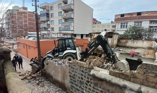 Siverek'te Yıkım Tehlikesi Bulunan Bina İçin Ekipler Harekete Geçti