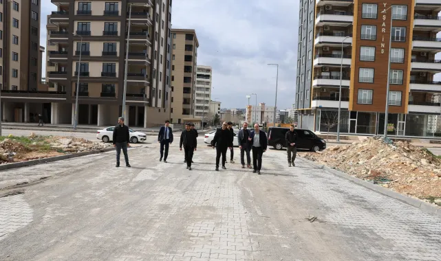 Başkan Çiftçi, Karaköprü'deki Yol Onarımları ve Pazar Yerini İnceledi