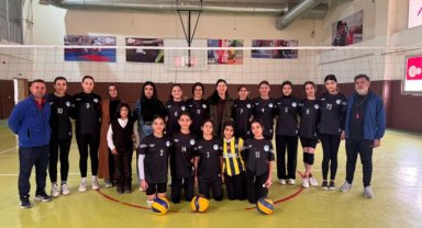 Ceylanpınar Belediye Eşbaşkanı Dilan Ablay Saldanlı Kadın Voleybol Takımını Ziyaret Etti
