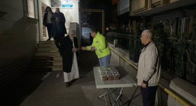 Karaköprü'de Ramazan Bereketi: Teravih Sonrası Tatlı İkramı