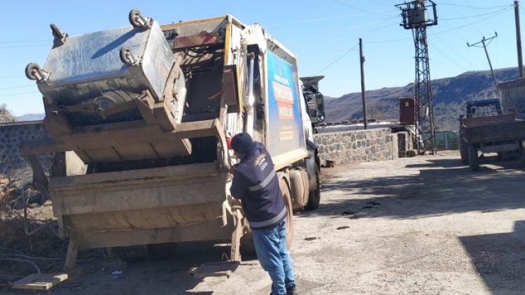Siverek Belediyesi Temizlik Ekipleri Kırsal Mahallelerde Çevre Temizliği İçin Çalışıyor