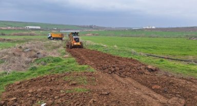 Siverek'te Kırsal Hizmetler Ekipleri Yalankoz Köyü'nde Yol Çalışmalarını Sürdürüyor