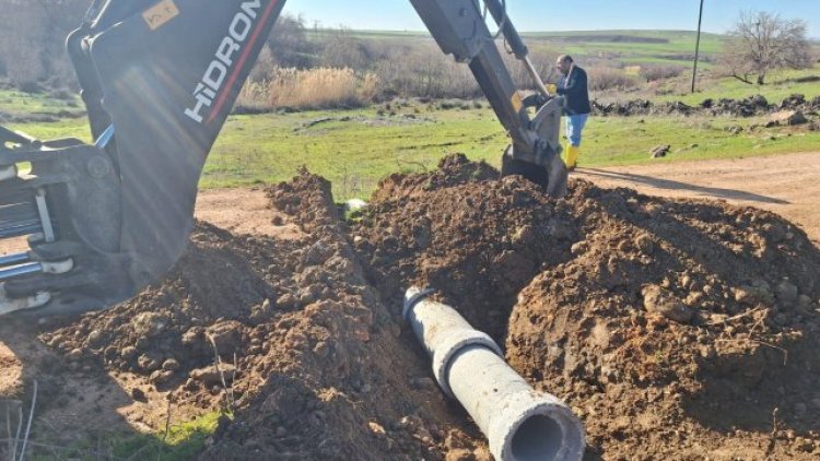 Siverek'te Kırsal Yollarda Su Baskınlarına Karşı Düz Boru Döşeme Çalışması