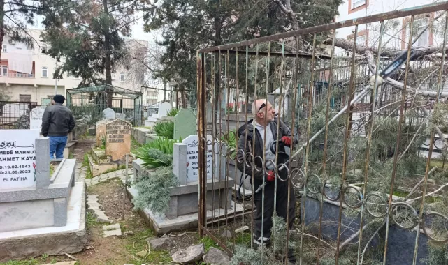 Viranşehir'de Bayram Öncesi Mezarlık Temizliği Devam Ediyor