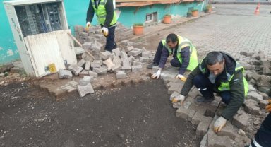 Viranşehir'de Fen İşleri Ekiplerinden Parke Taşı Onarım Çalışması