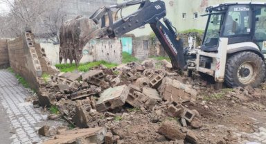 Viranşehir'de Güvenlik Riski Oluşturan Metruk Yapı Yıkıldı