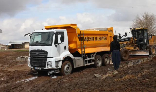 Viranşehir'de Yağış Sonrası Yol Onarımları Devam Ediyor