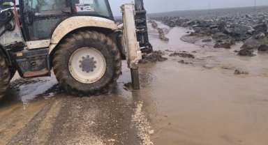 Viranşehir'de Yoğun Yağış Sonrası Yollarda Temizlik ve Açma Çalışmaları Sürüyor