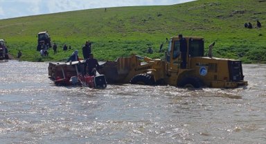Ceylanpınar'da Derede Mahsur Kalan 3 Kişi Ekipler Tarafından Kurtarıldı