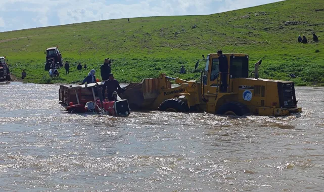 Ceylanpınar'da Derede Mahsur Kalan 3 Kişi Ekipler Tarafından Kurtarıldı