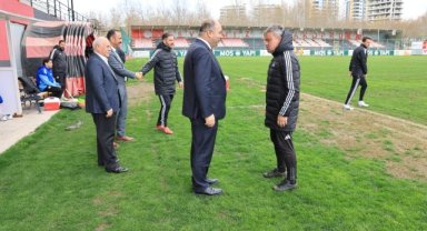 Karaköprü Belediye Başkanı Nihat Çiftçi'den Antrenmana Ziyaret ve Başarı Diledi